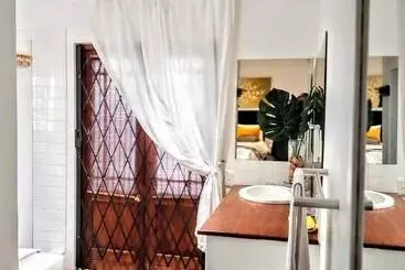 آپارتمان‌های توریست‌ها Windsong Cottage