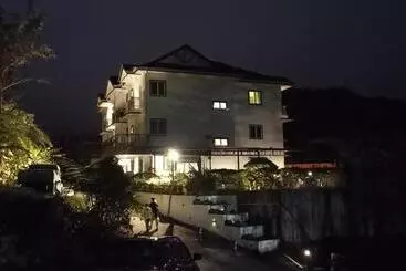 Otel Rovers Inn Guesthouse   Age 11 And Above Only