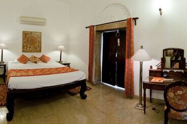 هتل Neemrana S Deo Bagh