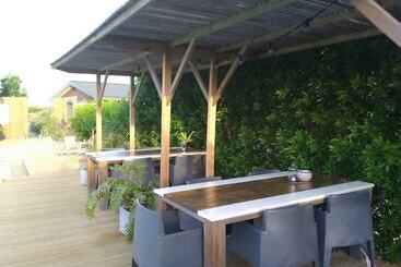 استراحتگاه Red Palm Village