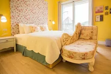 تختخواب و صبحانه Antlers Guest House