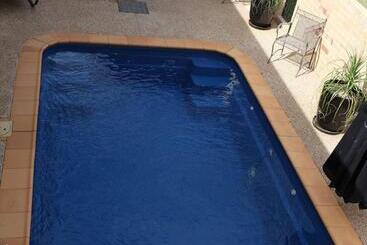 Emerald Central Palms Motel