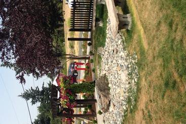 בית מלון כפרי Orca Inn Suites