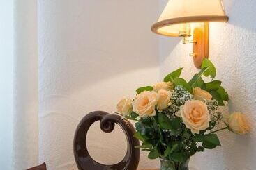 ホテル Donnici Im Schwyzerhusli