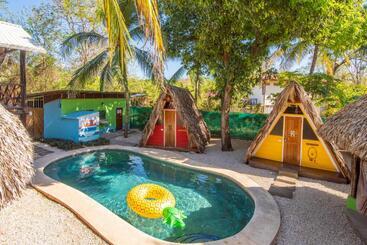 فندق صغير Playa Grande Surf Camp