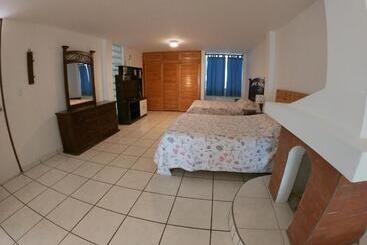 فندق صغير Waves Surf Camp Peru