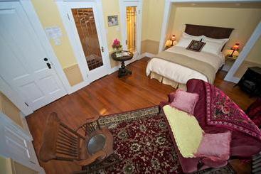Отель Clayburn Village Bed & Breakfast