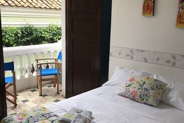 ユースホステル Hostal 1811