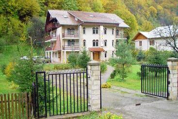 הוסטל Pension Casa Alba