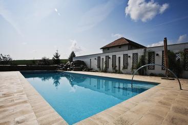 إقامة Country Club La Mesteceni