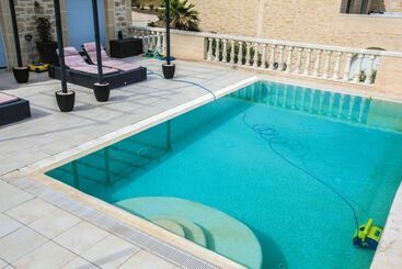 צימר Chateau De Valloubiere