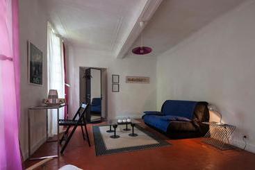 تختخواب و صبحانه L Enclos