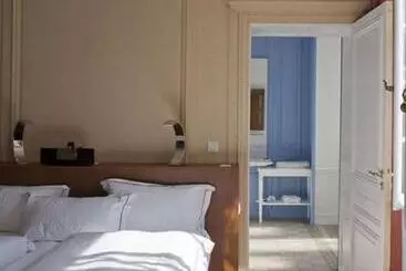 هتل Manoir De Contres