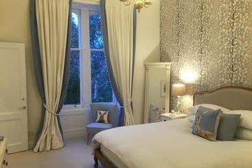 تختخواب و صبحانه Claremont House