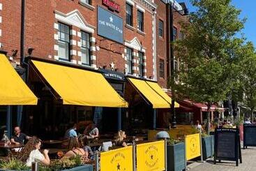 هتل The White Star Tavern