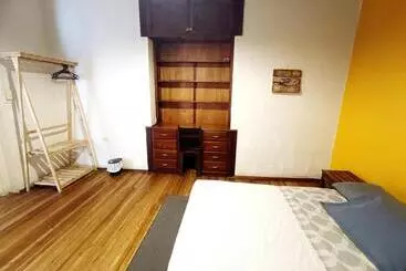 هاستل Hostal Mochiliers Bed And Breakfast