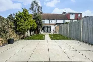 Residenssi Spacious 3 Bed House In Brighton With Parking