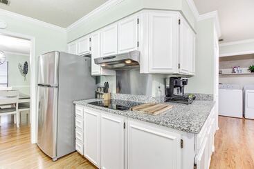 קוטג'' Single Story Savannah Home W/ Private Backyard!