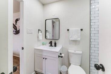 Dom wiejski Stylish Garland Getaway: 17 Mi To Dallas!