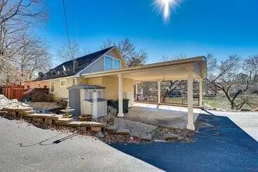 コテージ Waterfront Malvern Home W/ Deck & Lake Access!