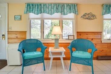 קוטג'' Coastal Cape Cod Charmer: Walk To Beach & Main St!