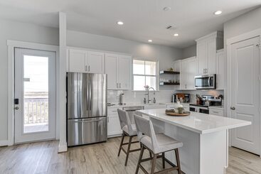 کلبه Galveston Home W/ Decks + Views, Walk To Beaches!