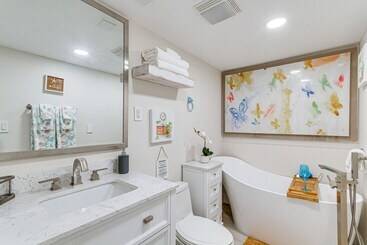 بيت ريفى Gulf Breeze Home W/ Deck: Walk To Public Boat Ramp