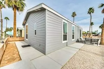 Mökkimajoitus Yuma Home W/ Fire Pit & Outdoor Community Pool!