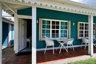 هتل Talk Of The Town Inn & Suites