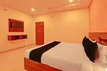 Oyo Flagship Hotel R Square
