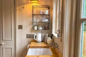 Aamiaismajoitus (B&B) Shepherd S Hut At The Granary