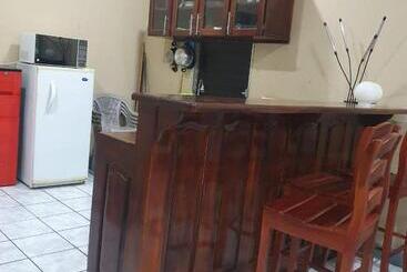 پانسیون Ixoras Guest House