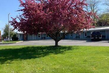 فندق على الطريق Hometown Inn