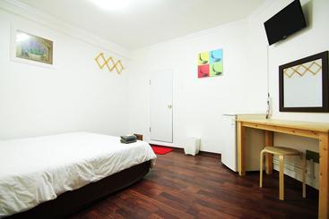 مسافرخانه Banana Backpackers