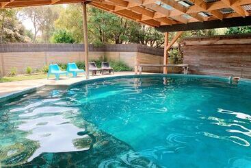 קוטג'' Bayplay Beach Accommodation   2 Locations