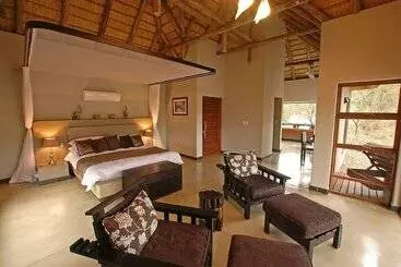 Hotel Raptor Retreat Game Lodge