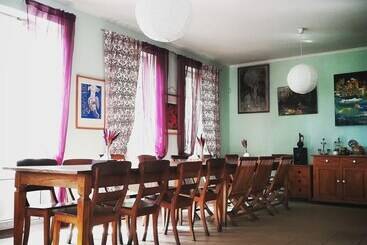 هاستل Jr S House