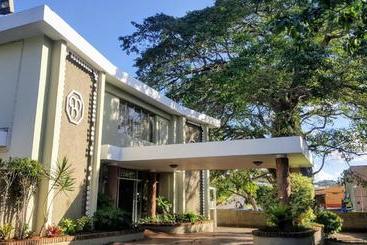 בית מלון כפרי The Mandeville   Manchester