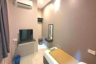 Oyo 89715 Ck Hotel 2