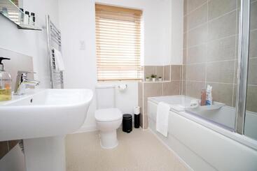 پانسیون Free Wifi | Parking Access | 3br