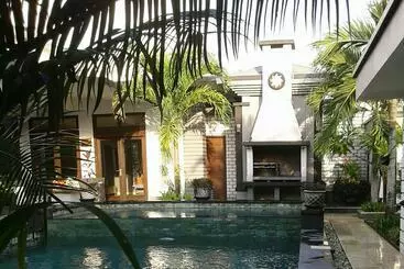 ベッドアンドブレックファースト Villa Rumah Putih Abu Abu
