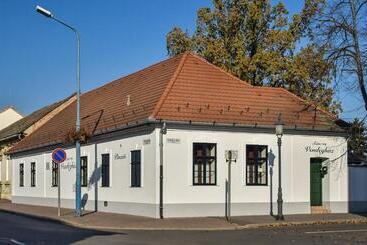 مبيت وإفطار Szin Es Vendeghaz