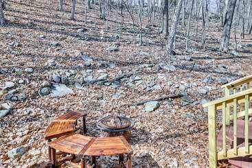 Сельский дом Charming Bushkill Retreat W/ Private Deck & Grill!