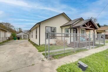 کلبه Houston Heights Home W/ Yard ~ 5 Mi To Downtown!