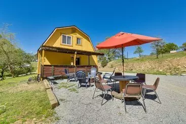 Mökkimajoitus Pet Friendly Valley Springs Retreat W/ Fire Pit!