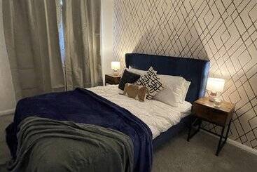 Residens Convenient 3 Bd House Salford 7 Guests