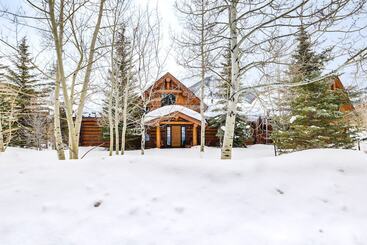 کلبه Spacious Frisco Home W/ Hot Tub & Mountain Views!