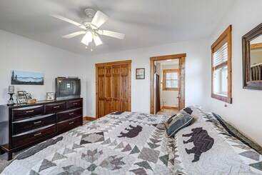 Сельский дом 1 Mi To Beech Mtn Ski Resort: Cabin W/ Fire Pit