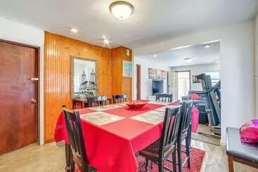 Mökkimajoitus Dog Friendly Michigan City Home   3 Mi To Beach!