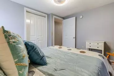 Mökkimajoitus Peaceful Delco Family Home W/ Private Deck!